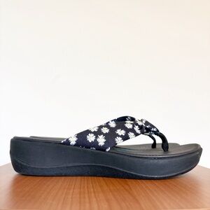Clarks Cloudsteppers Womens Arla Glison Flip-Flops Daisy Print Black Sandals 9